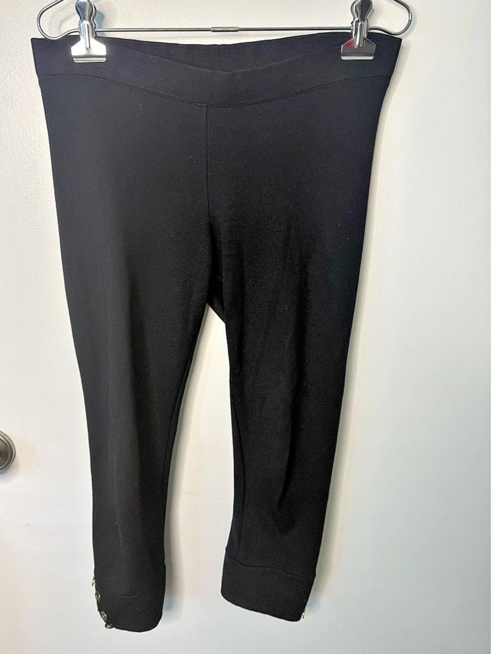 Trina Turk Black Capri Leggings Cropped Pants Grommet Hem Kitten Heel Style